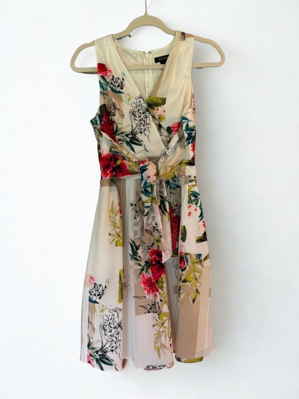 White House Black Market WHBM Feminine floral sleeveless dress size 6